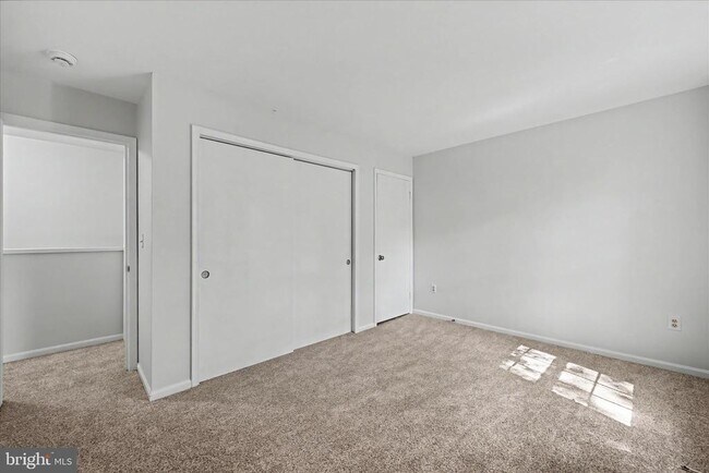 Building Photo - 678 Newbridge Ct