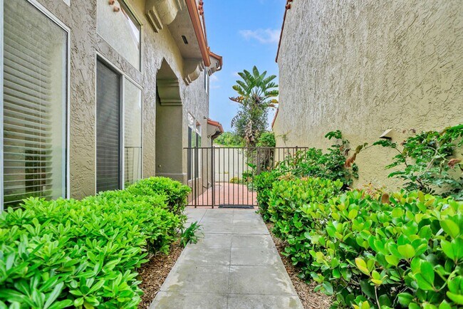 Building Photo - Beautiful 3 Bedroom/2.5 bath  detached hom...