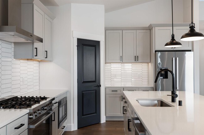 Building Photo - Generational suite w/separate entrance!