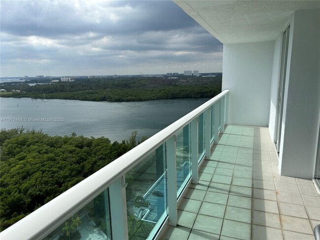 Building Photo - 100 Bayview Dr