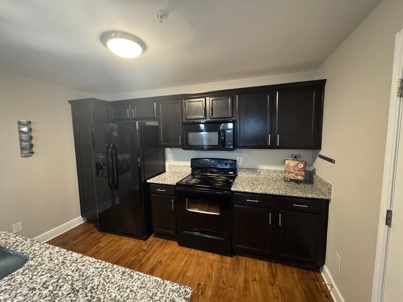 Building Photo - 8205 Lenox Creekside Dr