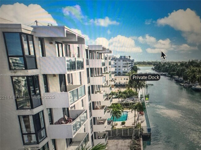 Building Photo - 9800 W Bay Harbor Dr