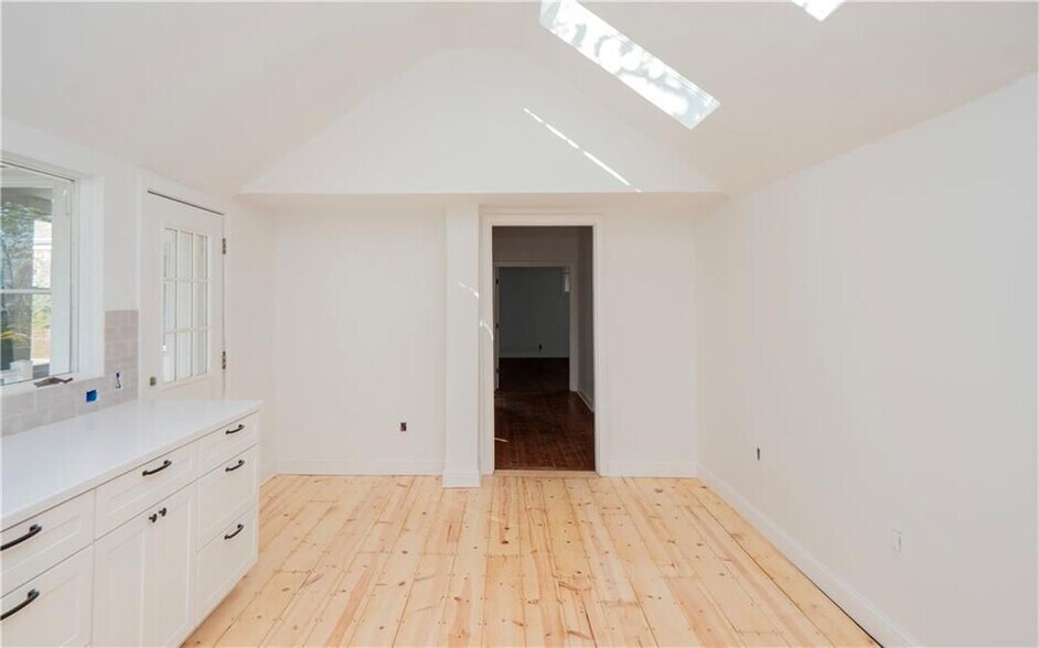 Building Photo - 8 Pleasant St