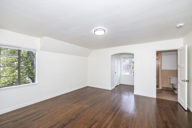 Building Photo - Stately Two Story Home w/ Serene Backyard in Crescent Park