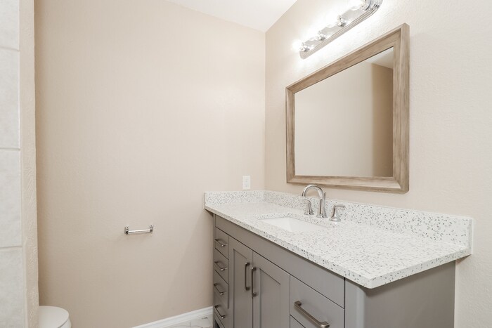 Building Photo - 524 E Lanett Dr