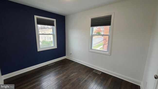 Building Photo - 417 Burbank St SE