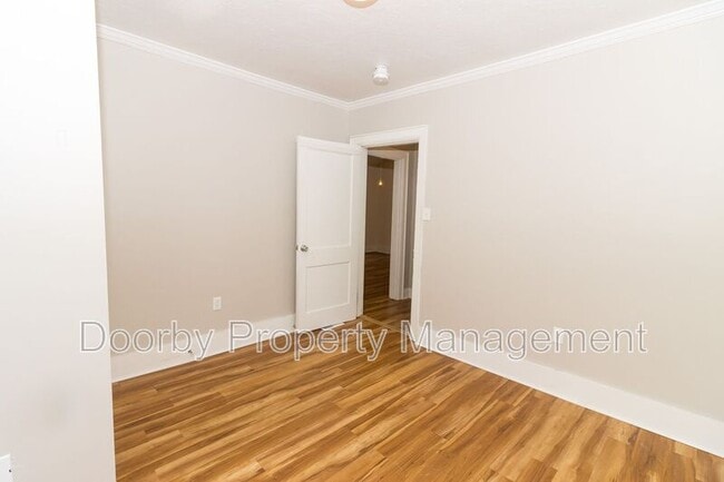 Building Photo - 209 W Peak St