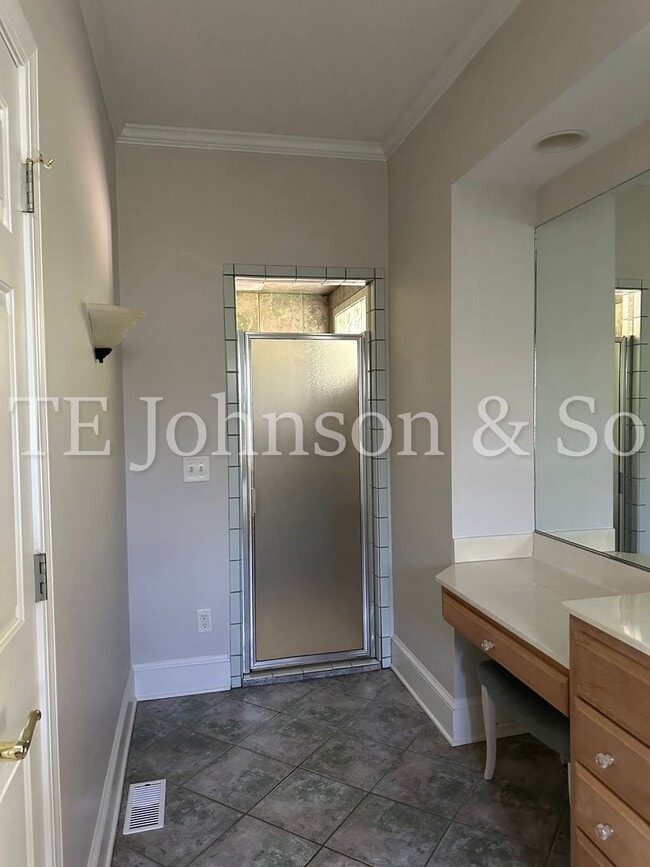 Building Photo - Gorgeous Three Bedroom in Tobaccoville- Mu...