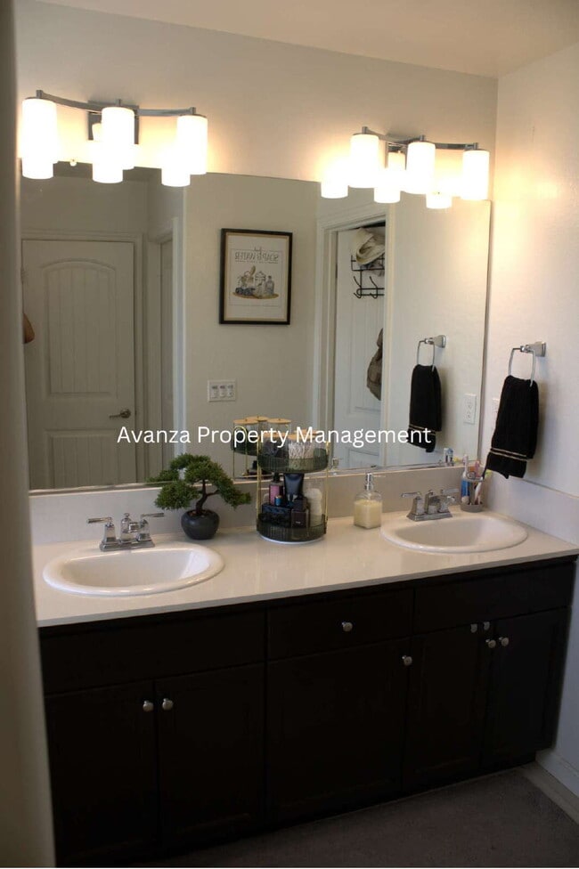 Building Photo - 1 Year Lease 4 Bed  3 Bath  Rent: $2,695 D...