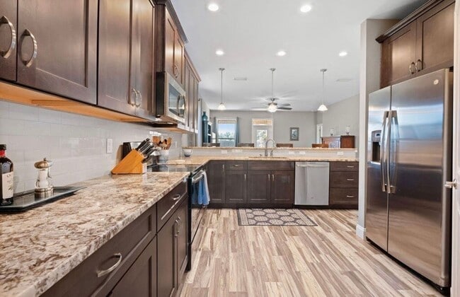 Building Photo - Solar-Powered 4BR Home Near Eglin & Hurlburt AFB– Fort Walton Beach!