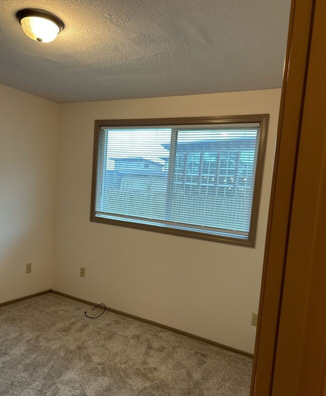 Building Photo - 125 NE Kingwood Dr