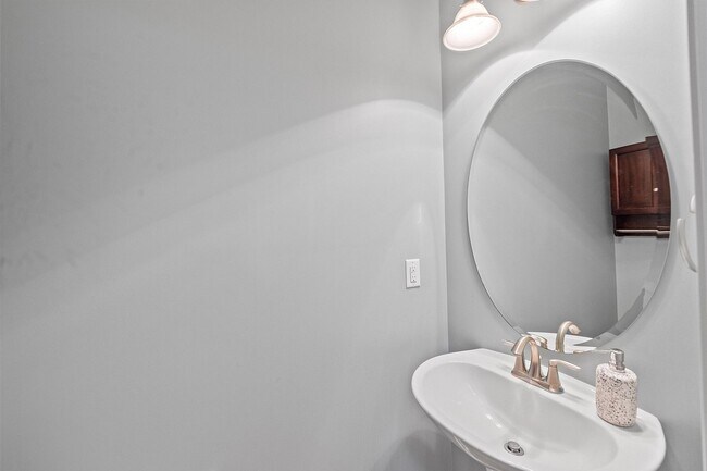 Building Photo - 3 Bed 2.5 Bath Home located in Heritage Hills, Wake Forest