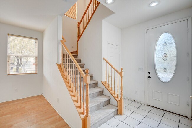 Building Photo - Beautiful 3 bedroom/2.5 baths located acro...