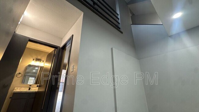 Building Photo - 1701 Ridgehaven Ct