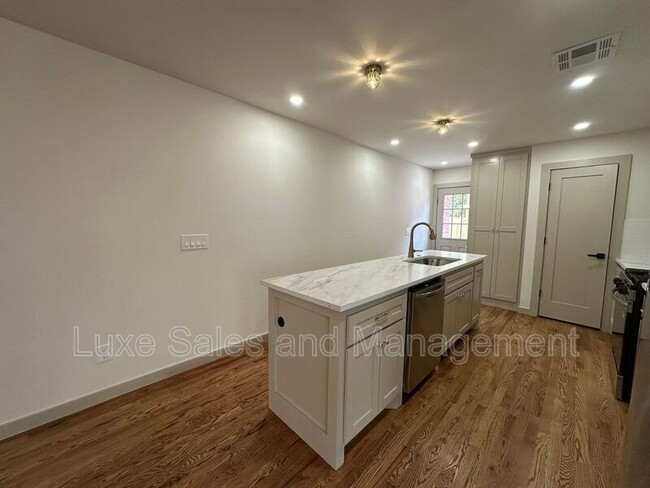 Building Photo - 911 NE 16th St