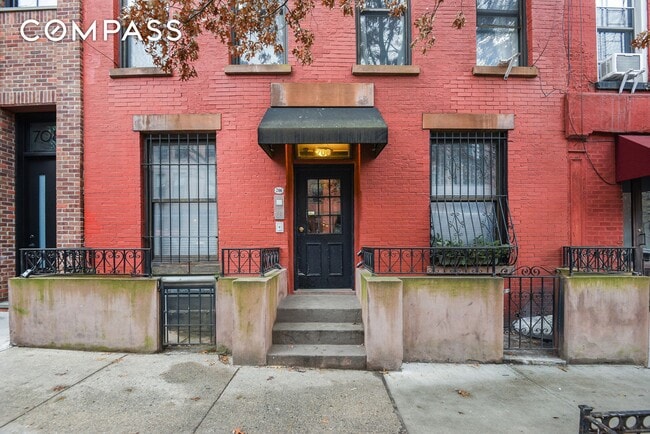 Building Photo - Sunny one bed on the cusp of Park Slope and Gowanus