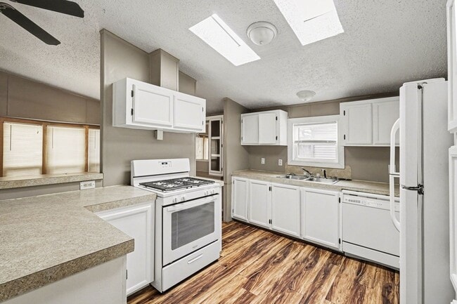 Building Photo - Available Now! Davison Schools!