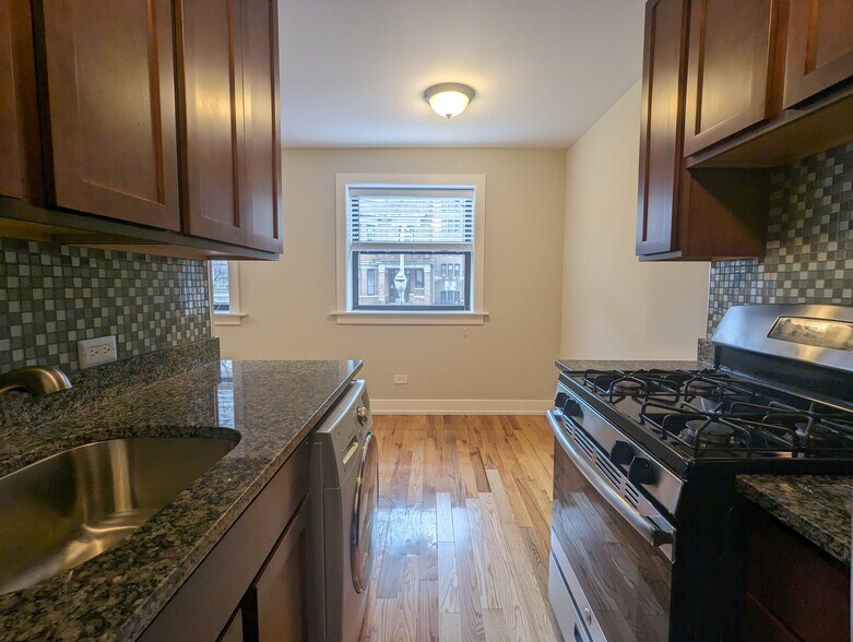 Building Photo - 510 W Briar Pl