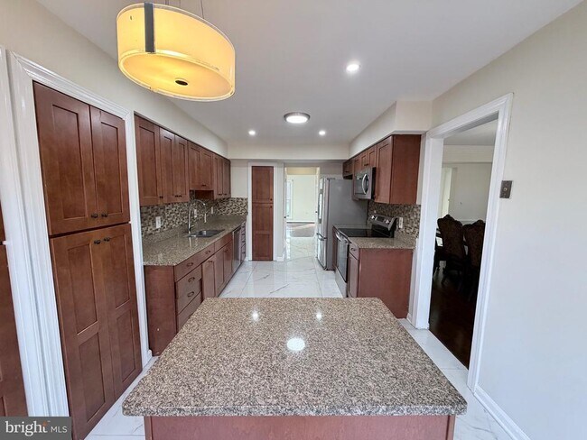 Building Photo - 5900 Parenham Way