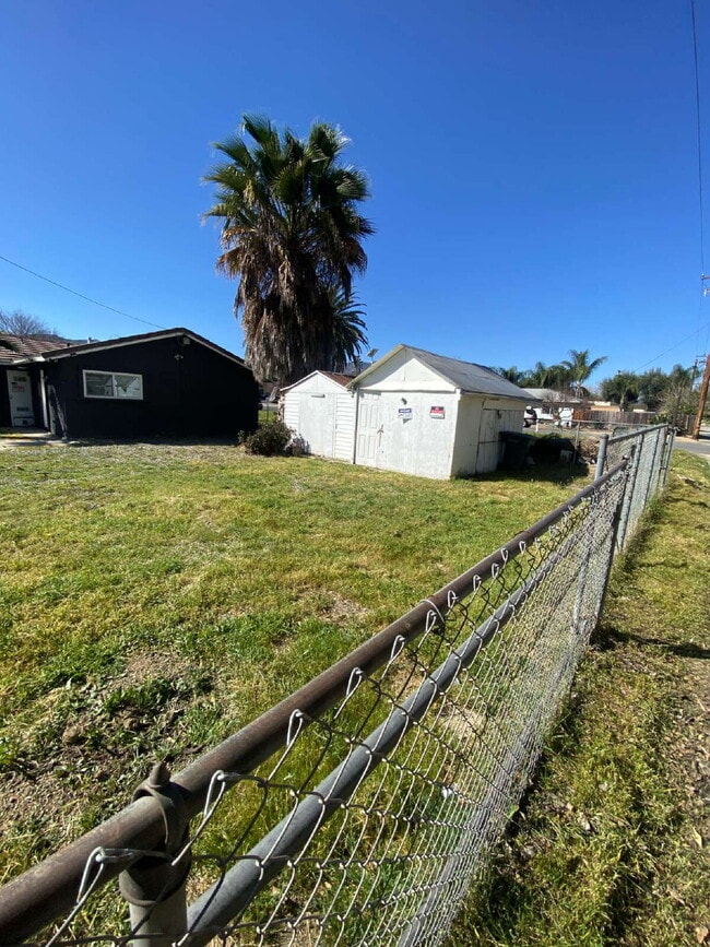 Building Photo - 2 Bedroom | 1 Bathroom | Single Family Home with Garage