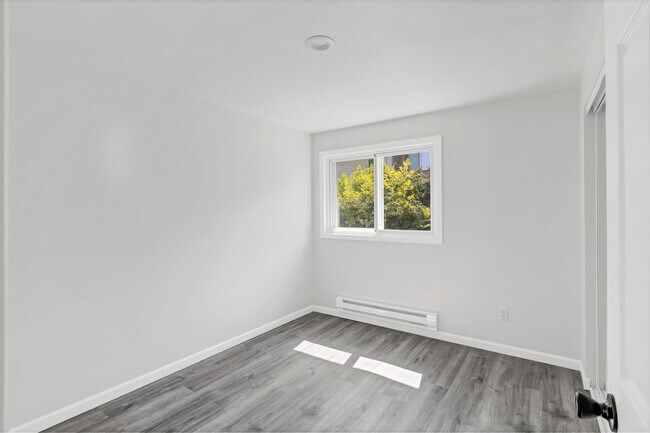 Building Photo - 10607 Des Moines Memorial Dr S