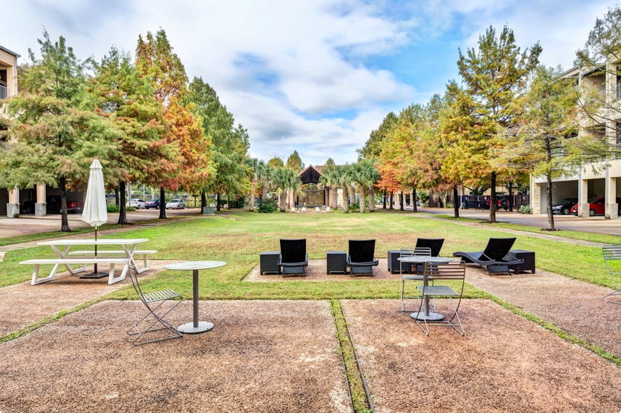 Private Community Courtyard - 2401 E 6th St