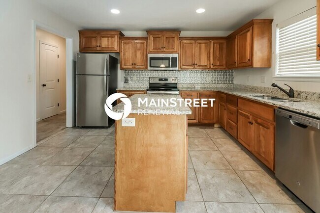 Building Photo - 4 Bedroom Pet-Friendly Home in Raymore, MO...
