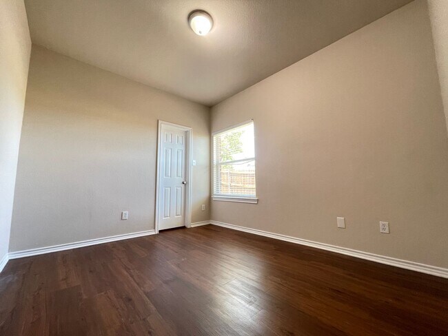 Building Photo - Charming 3/2 Duplex with Garage — No Carpet, Fenced Yard!