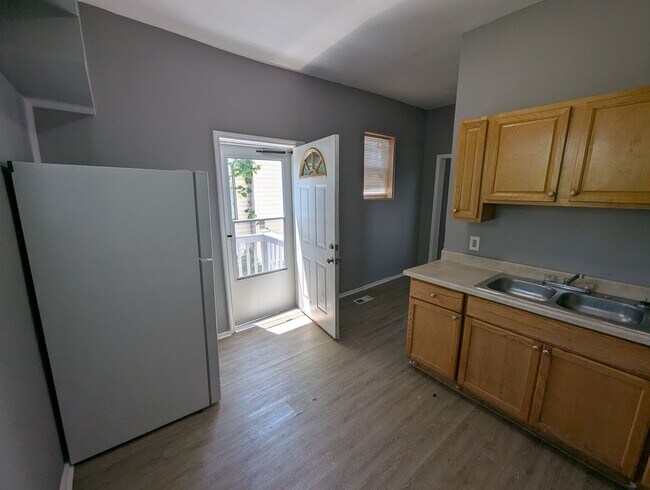 Building Photo - Live on Pennsylvania Ave – Get $100 Off Re...