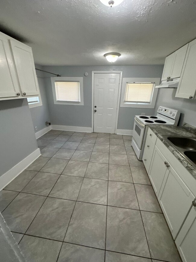 Building Photo - Fully Renovated 3/1 Single Family Ready to Move In!