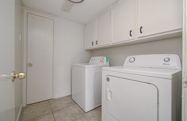 Building Photo - 823 S Ripple Creek Dr