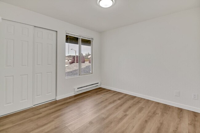 Building Photo - 912 28th St NE