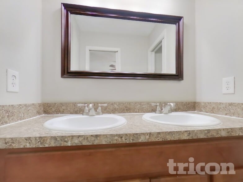 Building Photo - 802 Gullberry Ln