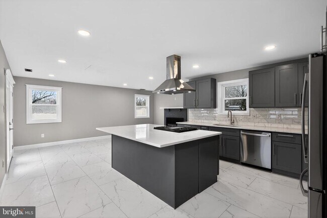 Building Photo - 109 Oak Ave