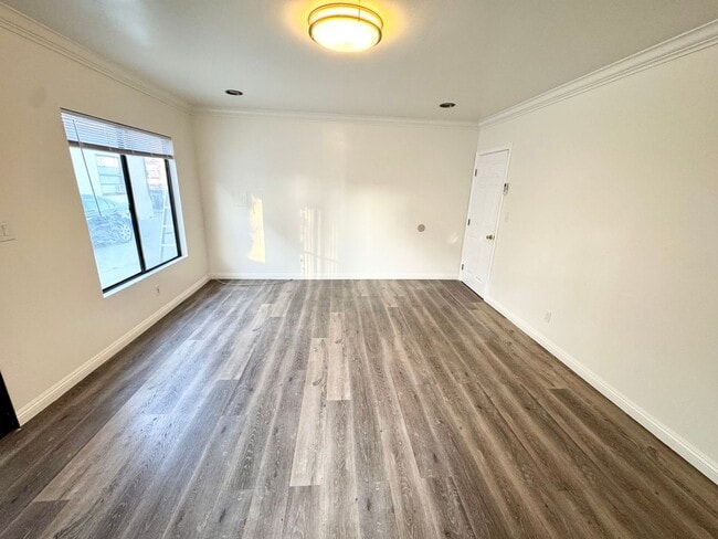 Building Photo - Updated 3 bed 2 bath duplex in Temple City