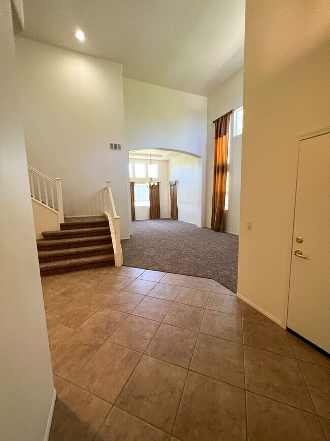 Building Photo - Spacious 4 Bedroom 3 Bathroom Home with 3 ...