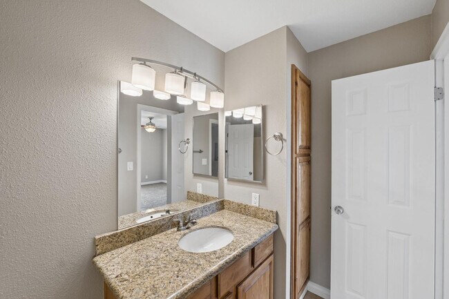 Building Photo - 540 N May