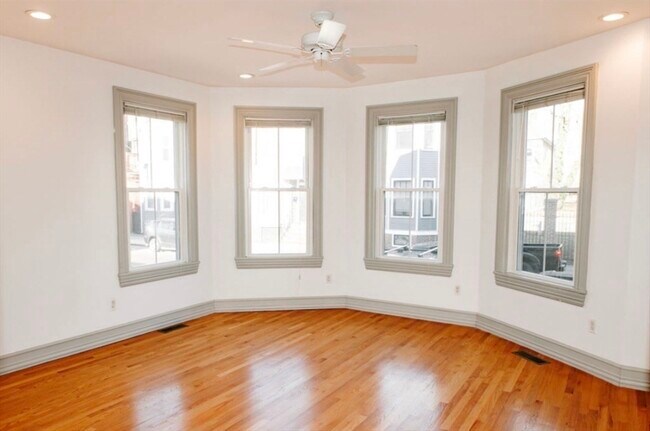 Building Photo - 643 E 5th St