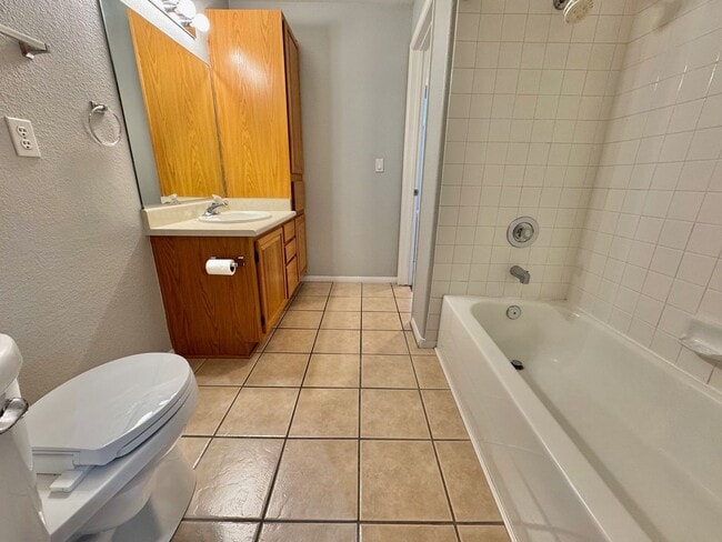 Building Photo - Spacious 2 bedroom condo with detached garage!!