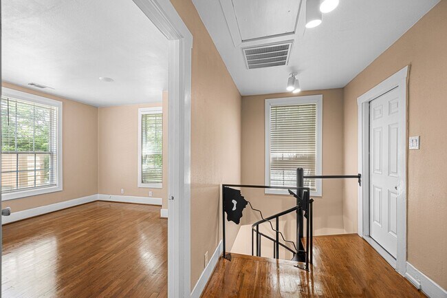 Building Photo - 702 Avondale St