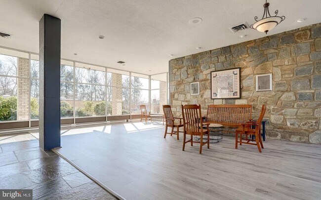 Building Photo - 3245 Rio Dr