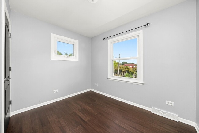 Building Photo - Updated Grayslake Home with Sunroom and Fl...