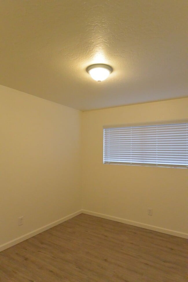 Building Photo - 3 Bedroom 2 Bathroom in Tulare!