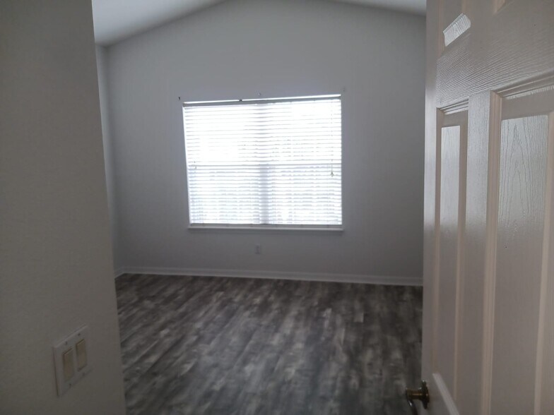 Building Photo - 620 Pinebranch Cir