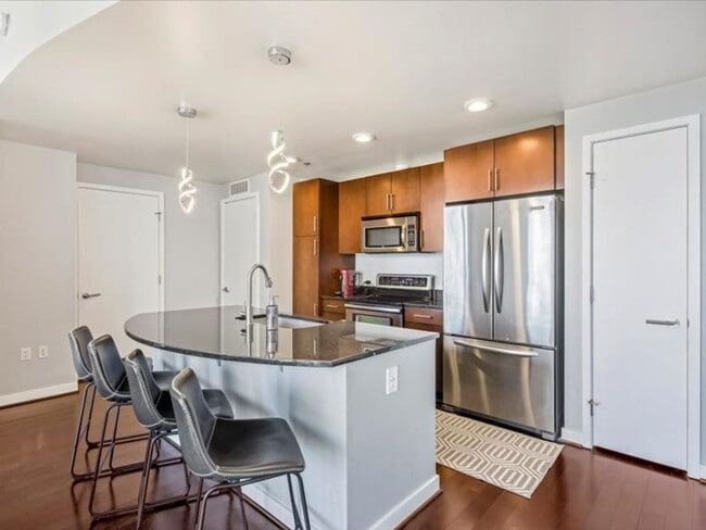 Building Photo - Luxury High Rise Condo Available 8/15/25