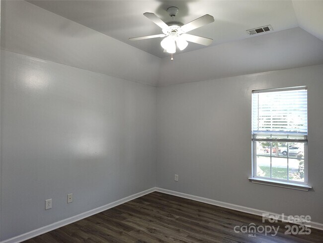 Building Photo - 3627 Pauline Ln