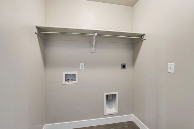 Building Photo - Dog Friendly Exchange Townhome