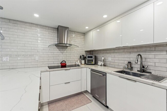 Building Photo - 121 Crandon Blvd