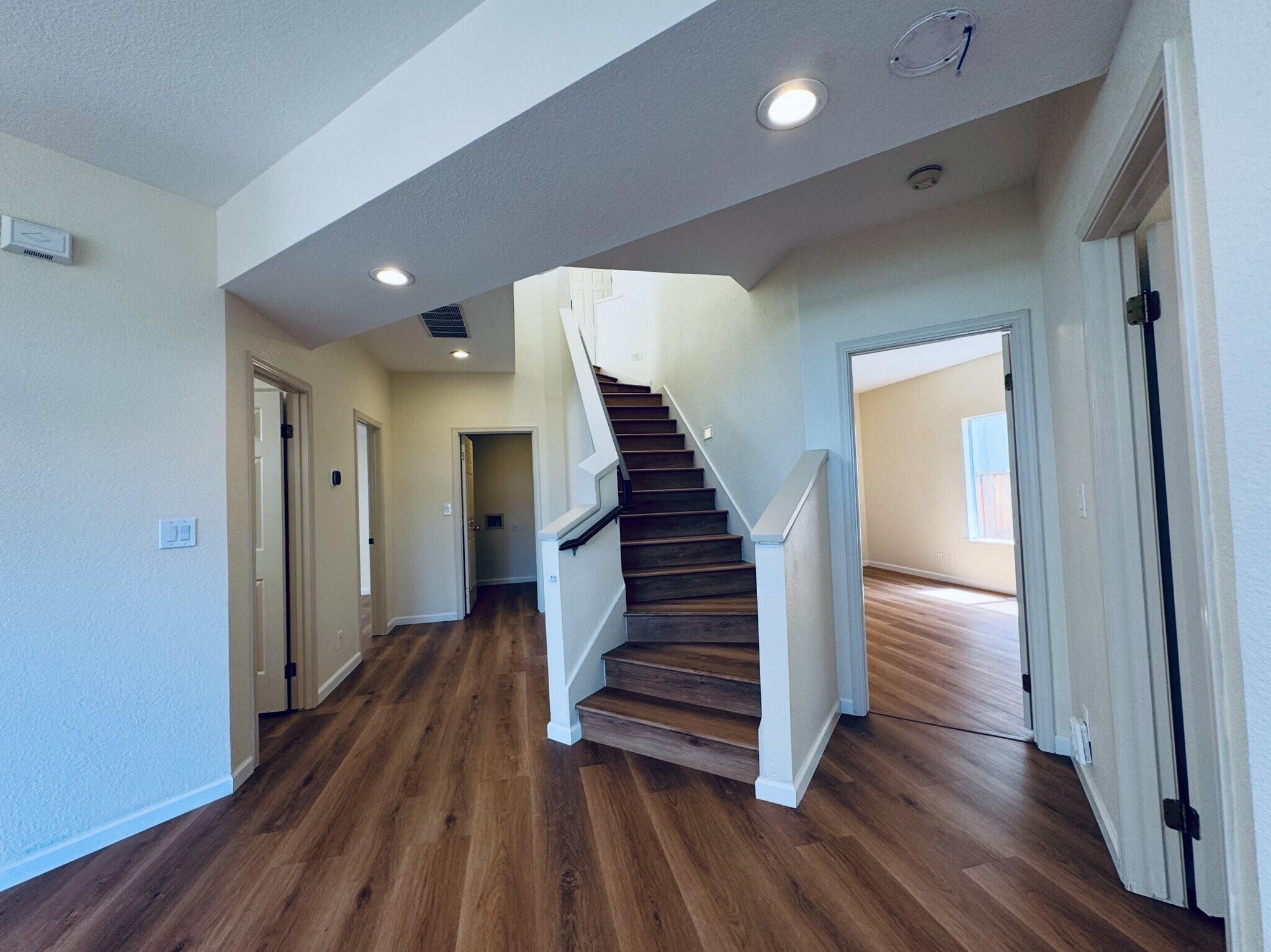 Building Photo - 6120 Lakeview Cir