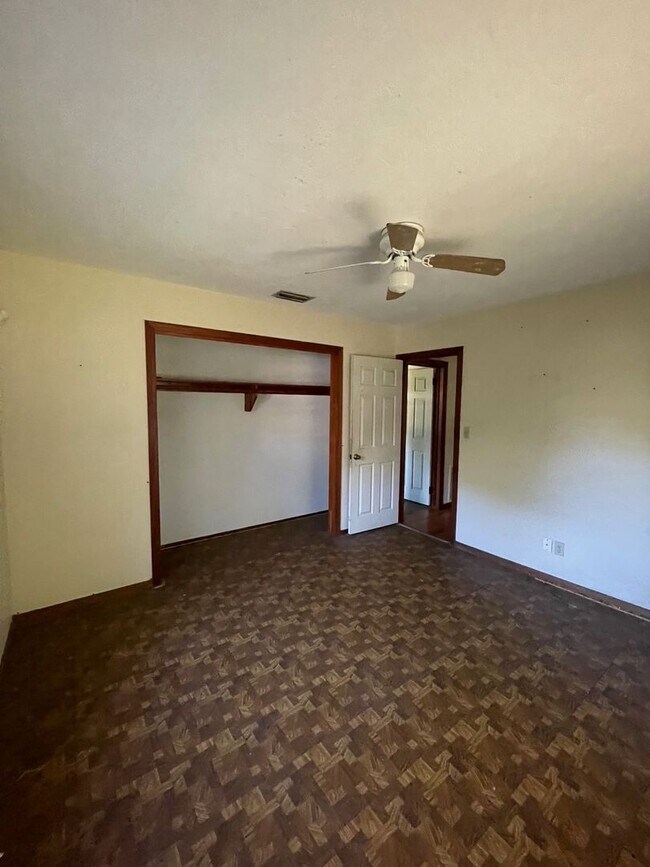 Building Photo - 2 Bed 1 Bath Home | Carport | Pet Friendly with Fenced Yard | Washer Dryer Hook Ups | Section 8 W...